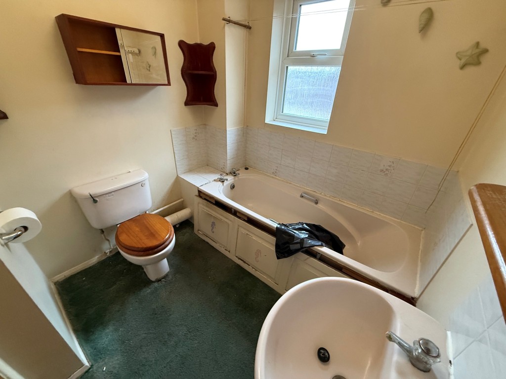 Lot: 146 - VACANT ONE-BEDROOM FIRST FLOOR FLAT FOR IMPROVEMENT - Bathroom with window to the rear